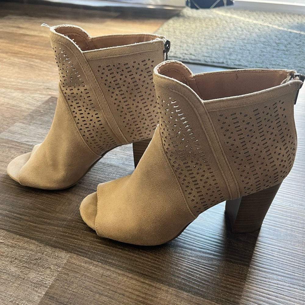 toe peep tan heels
